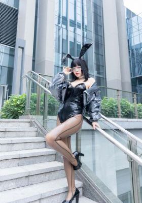 商城偷拍几个服务员嘘嘘