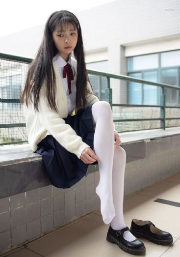 强制把药丸推进她体内h